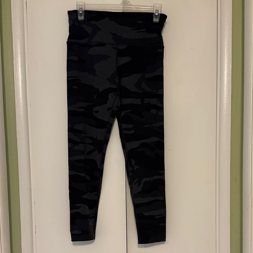 Tuff Athletics Women’s Black Camouflage Leggings size small